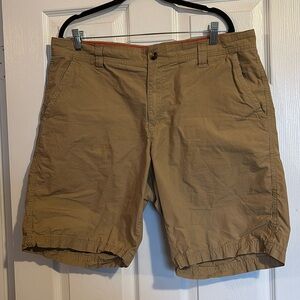 Columbia men’s tan 9” inseam flat front shorts size 36